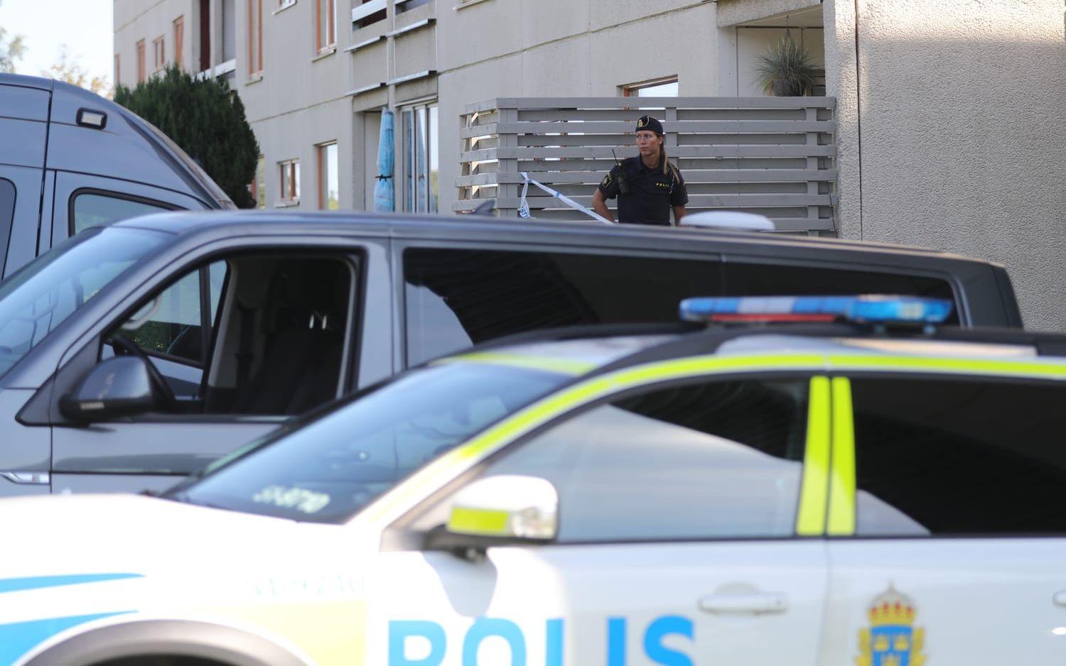Polisen på plats i Gårdsten efter att en kvinna och tre barn påträffats döda i sitt hem på torsdagsmorgonen. Bild: Adam Ihse