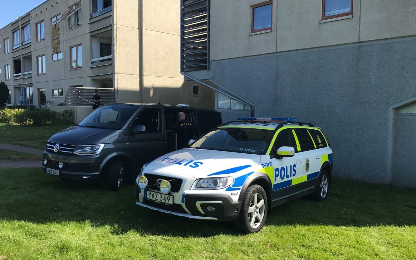 Polisen på plats i Gårdsten efter att en kvinna och tre barn påträffats döda i sitt hem på torsdagsmorgonen. Bild: Adam Ihse