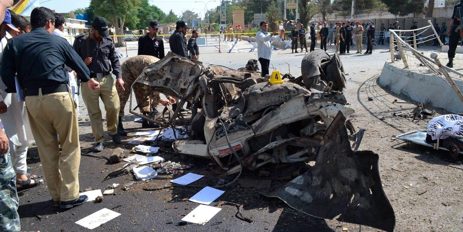 Pakistans polis undersöker platsen för bombdådet i Quetta, där en explosion skedde i närheten av polischefens högkvarter.