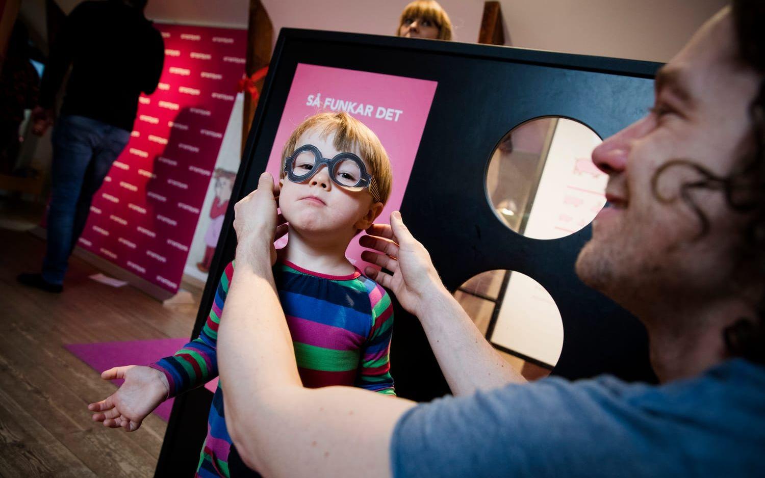 Emil Marteleur, 3 år, testar sina nya glasögon som han har gjort med pappa Erik Rydvall.