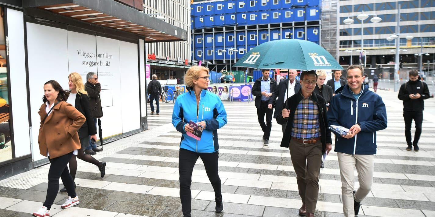 Moderaternas Elisabeth Svantesson, ekonomisk-politisk talesperson, och Ulf Kristersson, partiledare, har varit ute på en förvalsvalturné inför höstens drabbning och mycket har då handlat om kriminaliteten. (På bilden som är från EU-valet 2019 syns också parlamentarikern Tomas Tobé).