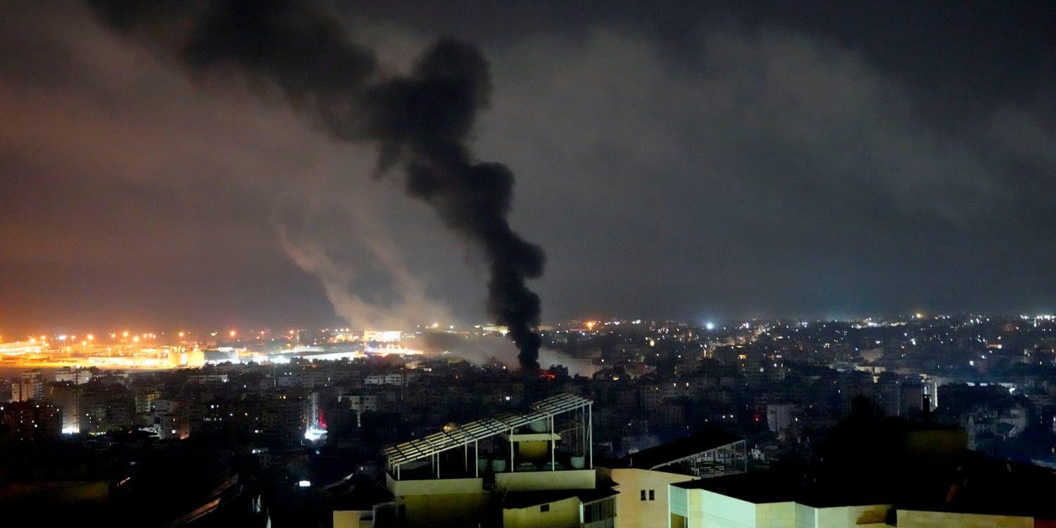 Rök stiger efter en israelisk attack mot vad som påstås vara ett vapenlager i Beirut. 