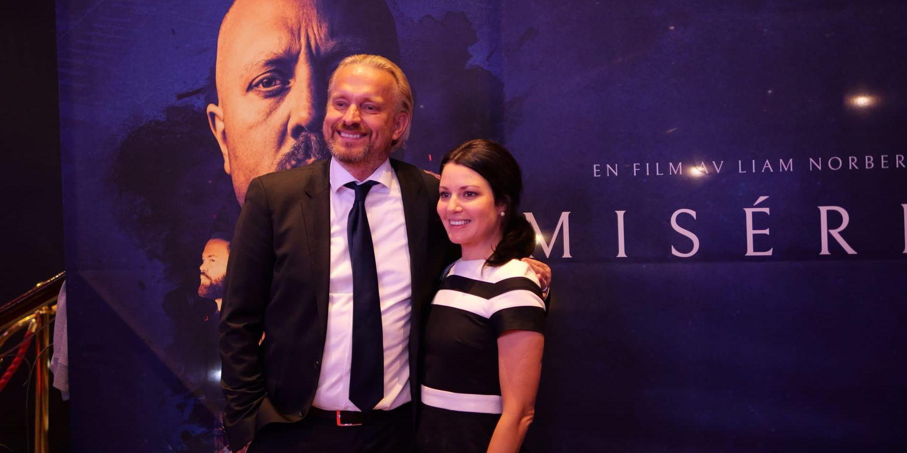 Regissören Liam Norberg med hustrun Sofia Norberg-Zouagui på premiären av ”Miséria” på biografen Rigoletto i Stockholm. 