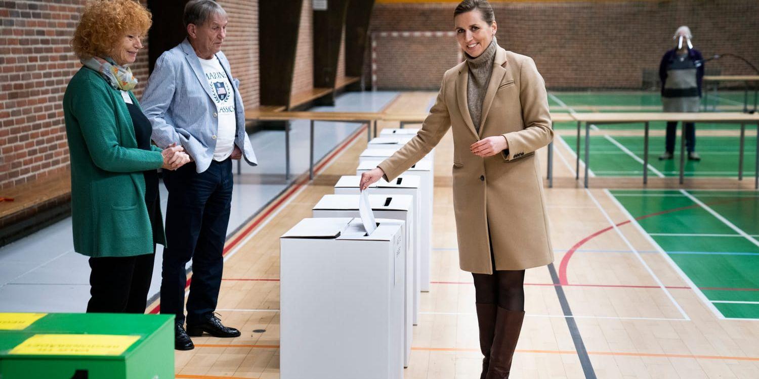 På tisdagsmorgonen röstade Danmarks statsminister Mette Frederiksen (S) i landets kommun- och regionval. Frederiksen lade sin röst i en gymnastikhall i Værløse i Furesø kommun.