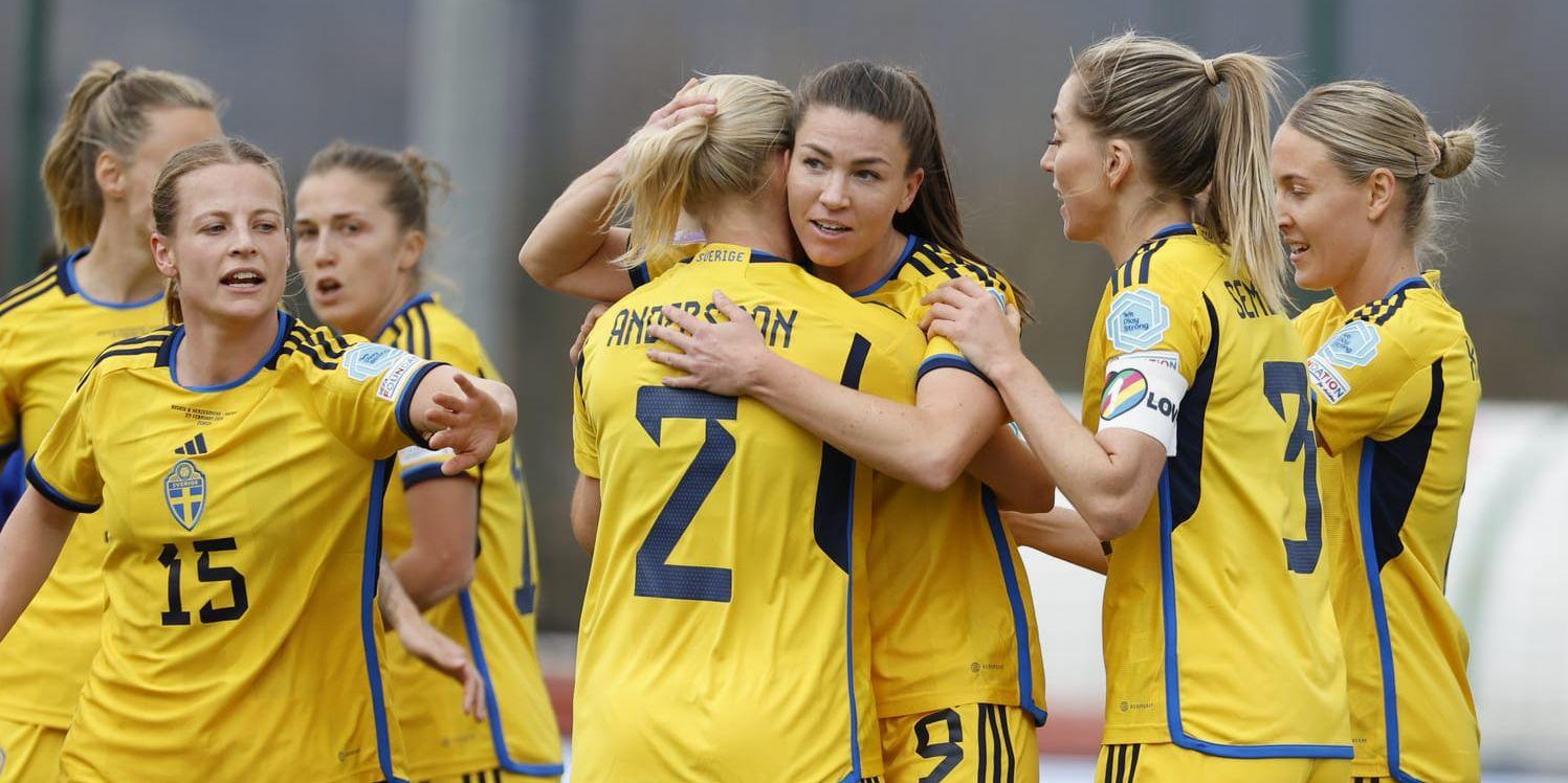 Pauline Hammarlund (nummer 9) jublar med lagkamraterna efter målet i playoffmatchen mot Bosnien-Hercegovina. Arkivbild.