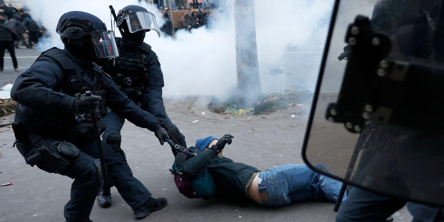 Arkivbild från demonstrationerna i Paris. En demonstrant uppges ha blivit slagen av en polis så till den grad att han tvingats amputera sin testikel. Bilden har inget med händelsen att göra. 