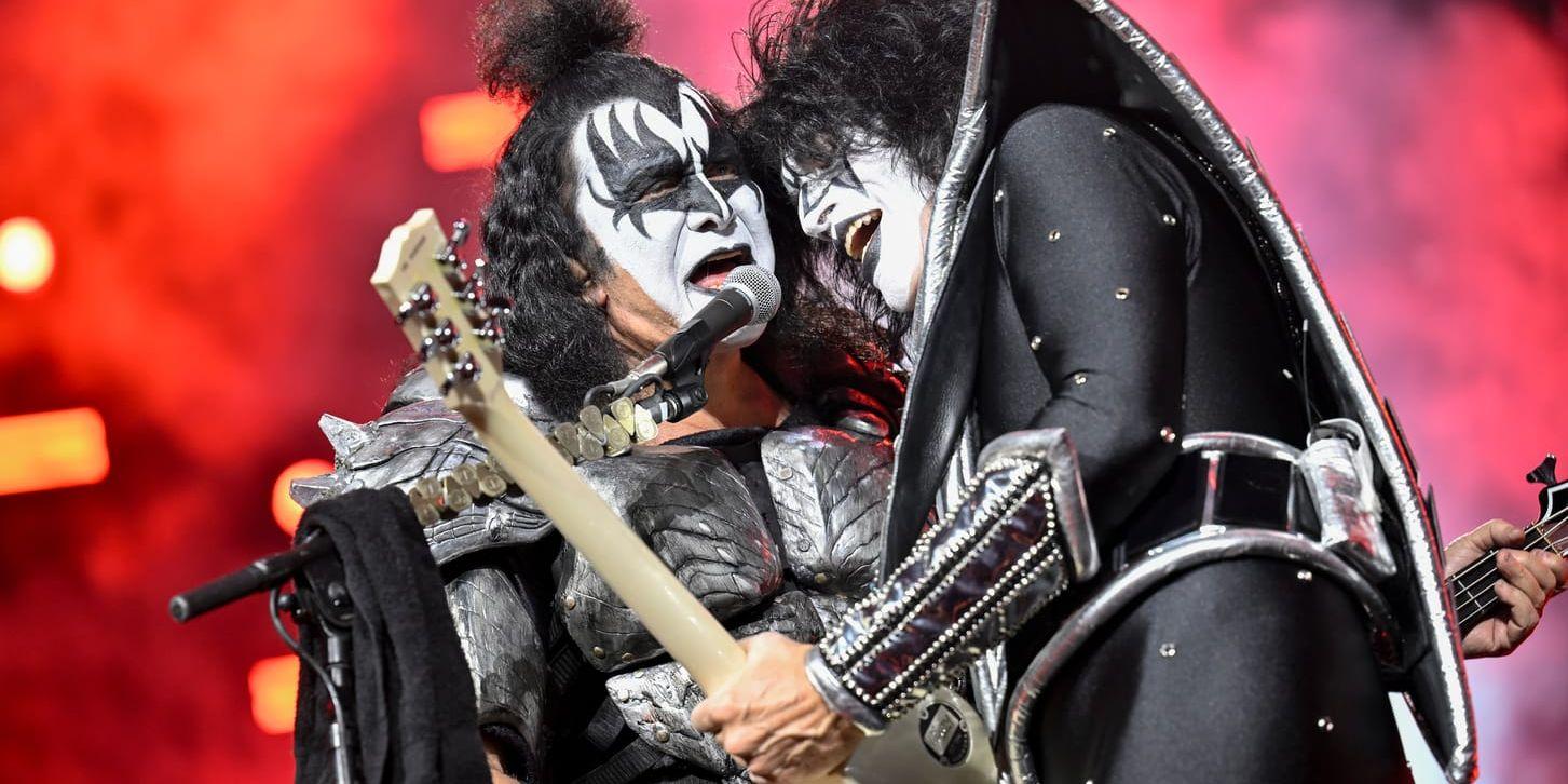 Gene Simmons och Tommy Thayer i Kiss, som nu säljer sitt varumärke till svenska Pophouse