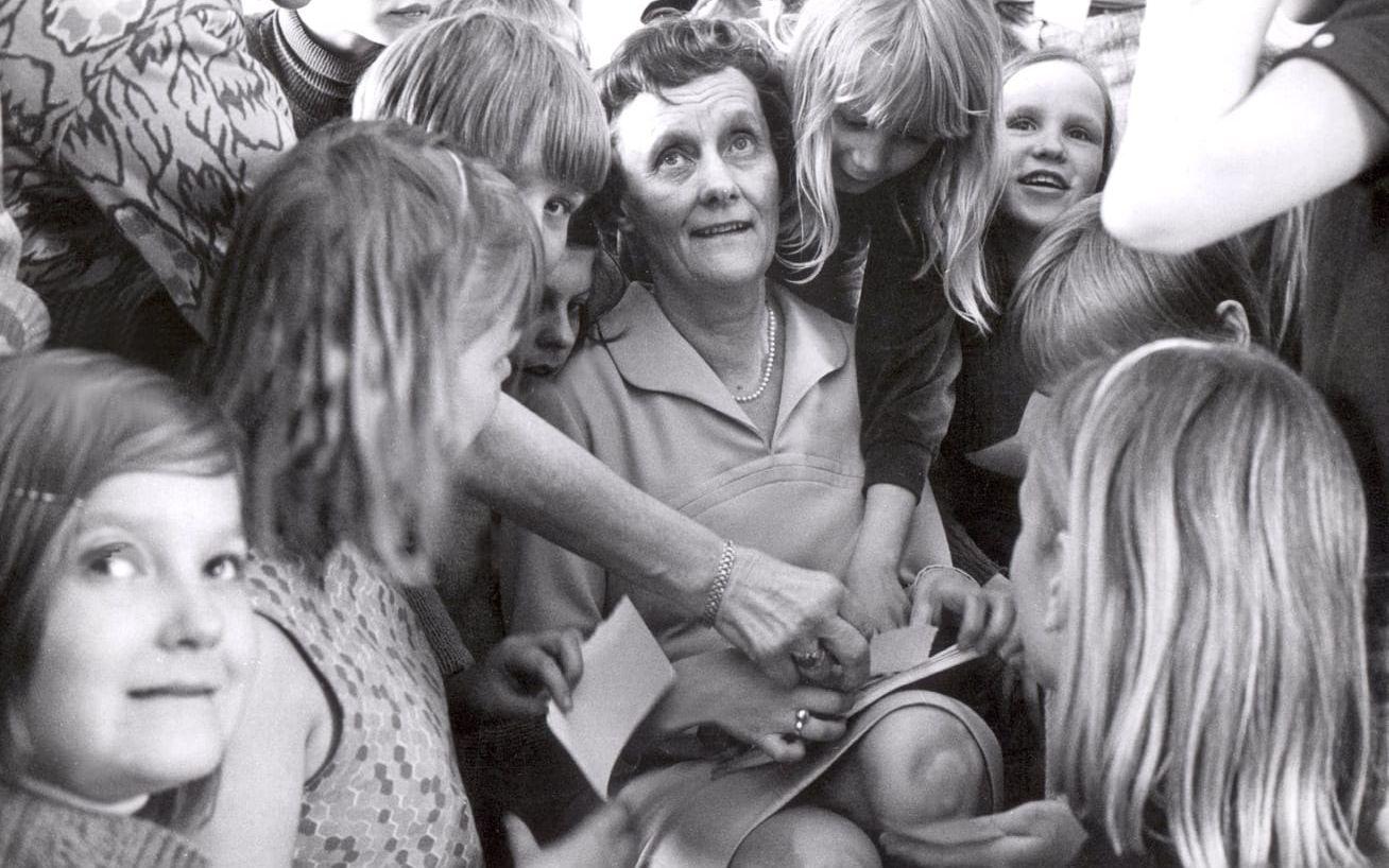 Astrid Lindgren finns, som väntat kanske, med på listan. Det är ”Mio, min Mio” som rekommenderas för förskoleklass och lågstadiet, och ”Bröderna Lejonhjärta” för mellanstadiet. 