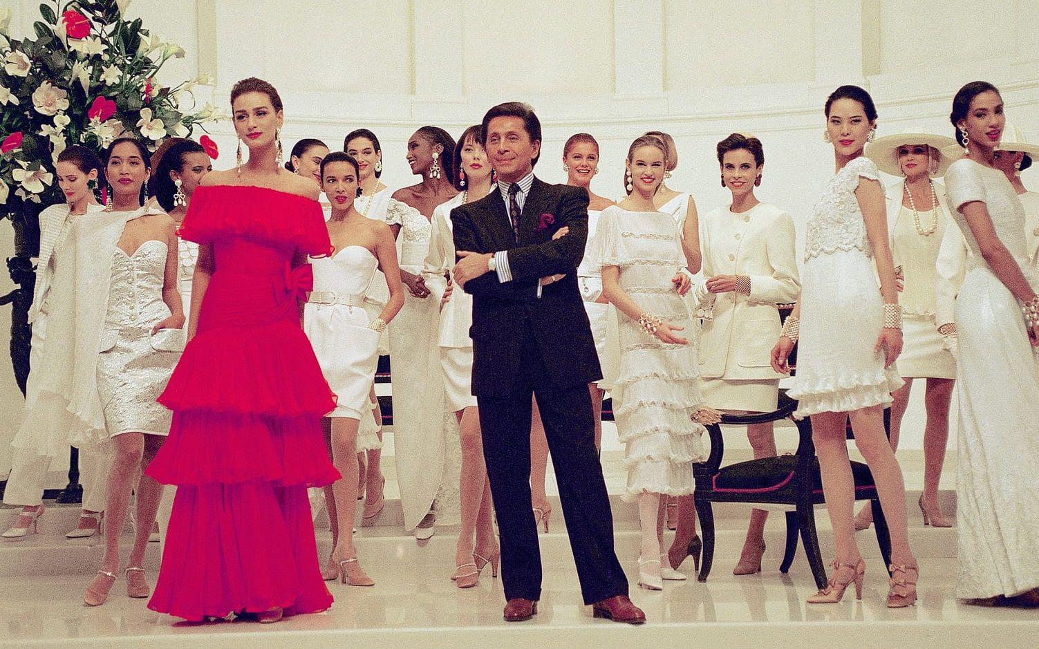 Valentino Garavani med sina modeller under en visning 1990.