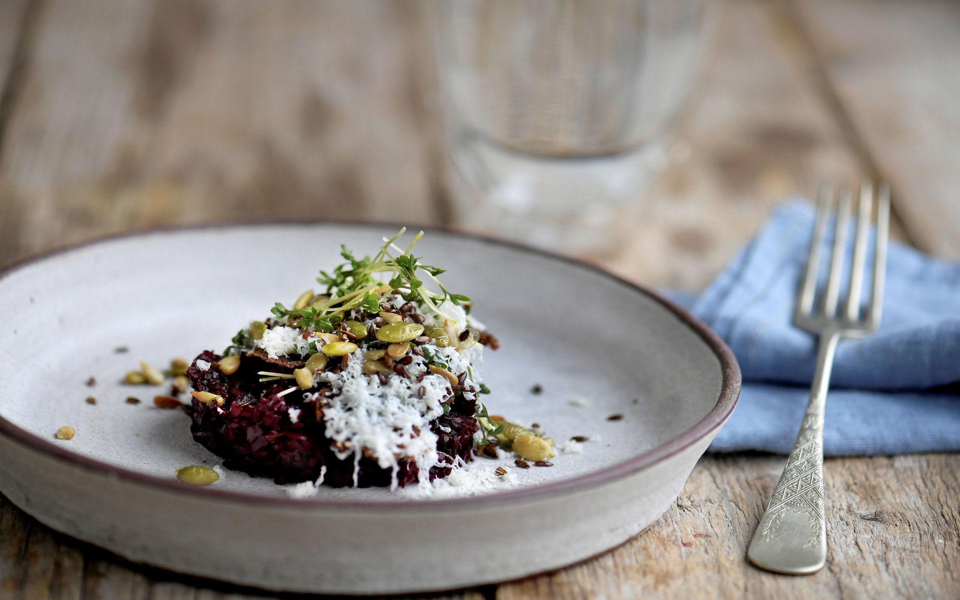 En vegetarisk råbiff gjord på saltbakade rödbetor och serverad men krispig kavring, riven getost och rostade frön.