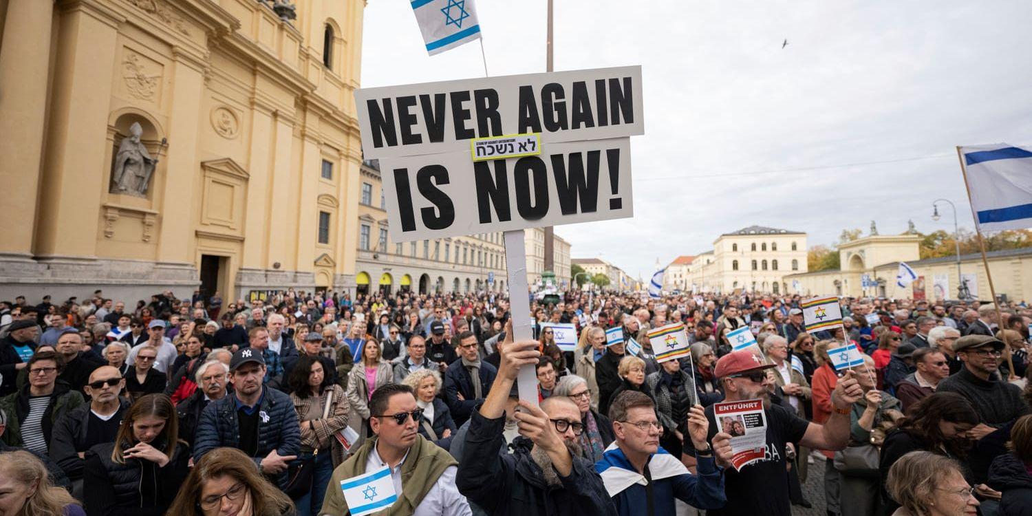 Deltagare i en demonstration mot antisemitism i Tyskland, söndagen den 29 oktober 2023.