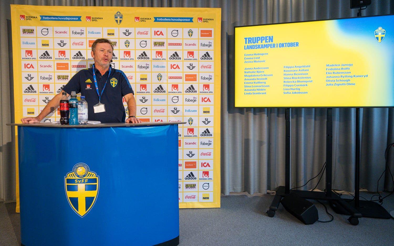 Förbundskapten Peter Gerhardsson har presenterat truppen till de två oktoberlandskamperna. 