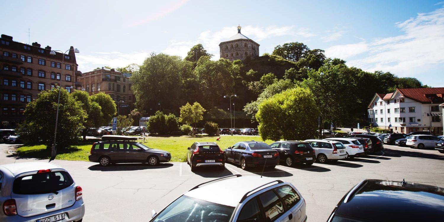 Jag nedslås också av vyn över ett hav av parkerade bilar, skriver stadsbyggnadsdirektören.