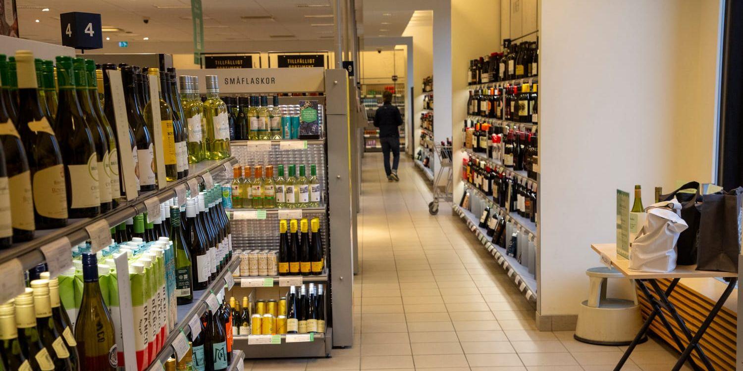 Systembolaget butik med flaskor på hyllorna.