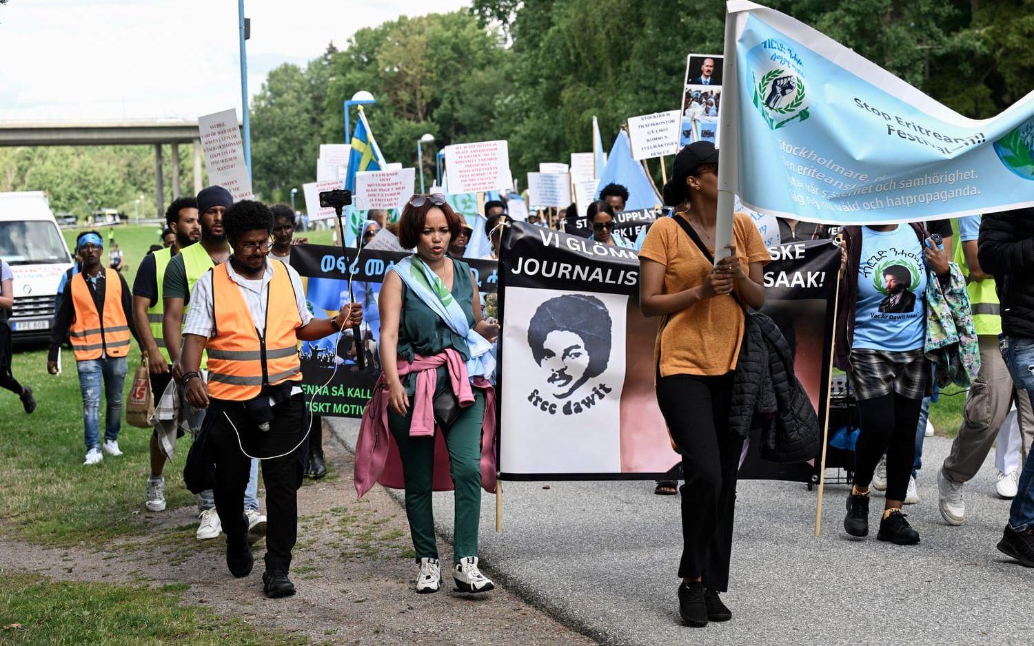 På eftermiddagen började motdemonstranterna vandra sitt tåg genom Rinkeby för att visa sitt missnöje med den eritreanska kulturfestivalen som äger rum i dagarna på Järvafältet.