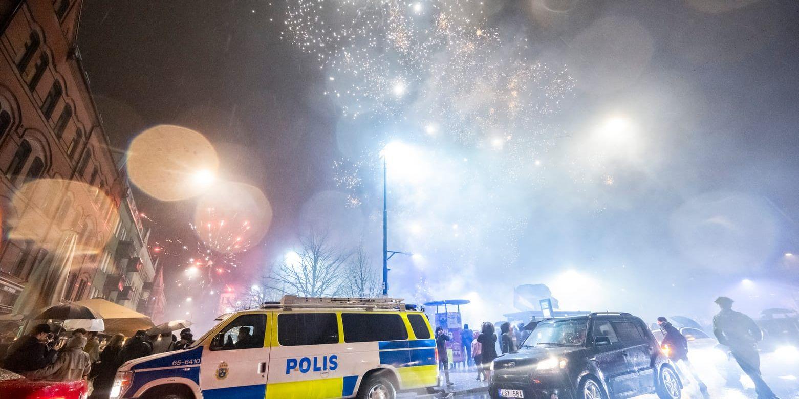 Polisen på plats vid ett blött nyår på Möllevångstorget i Malmö.