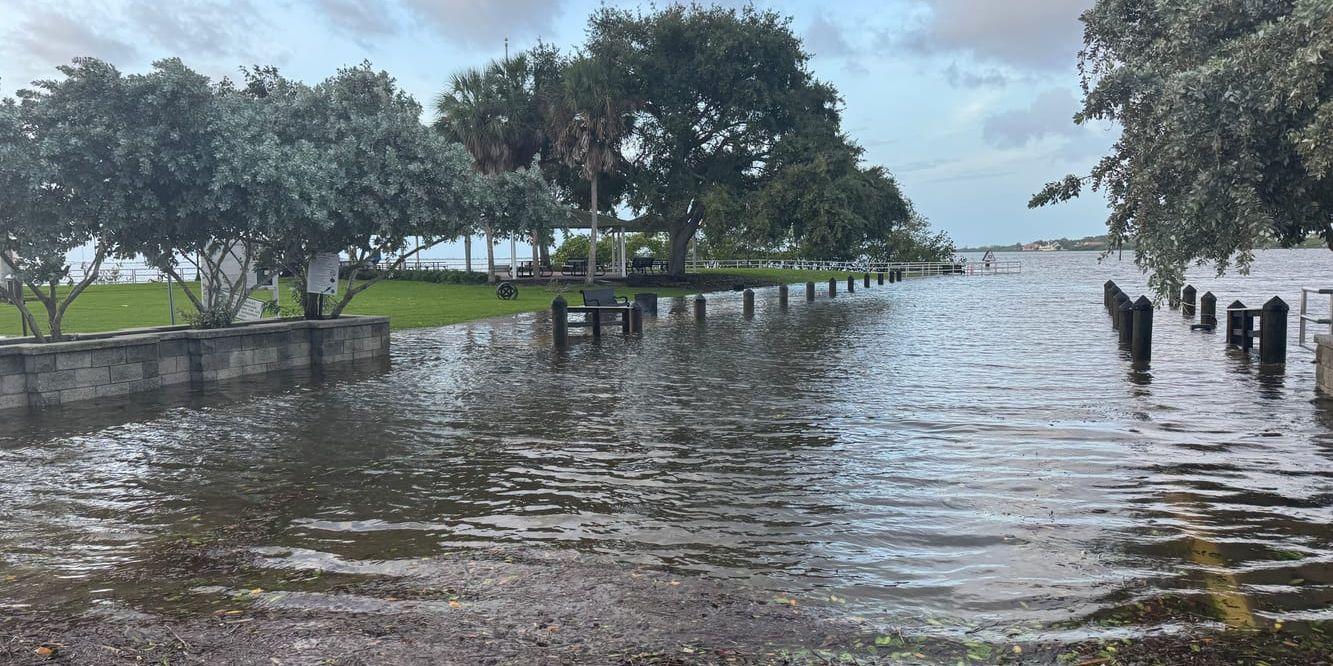 Delar av den lilla staden Safety Harbor, i Florida, översvämmades under orkanen Helenes framfart.