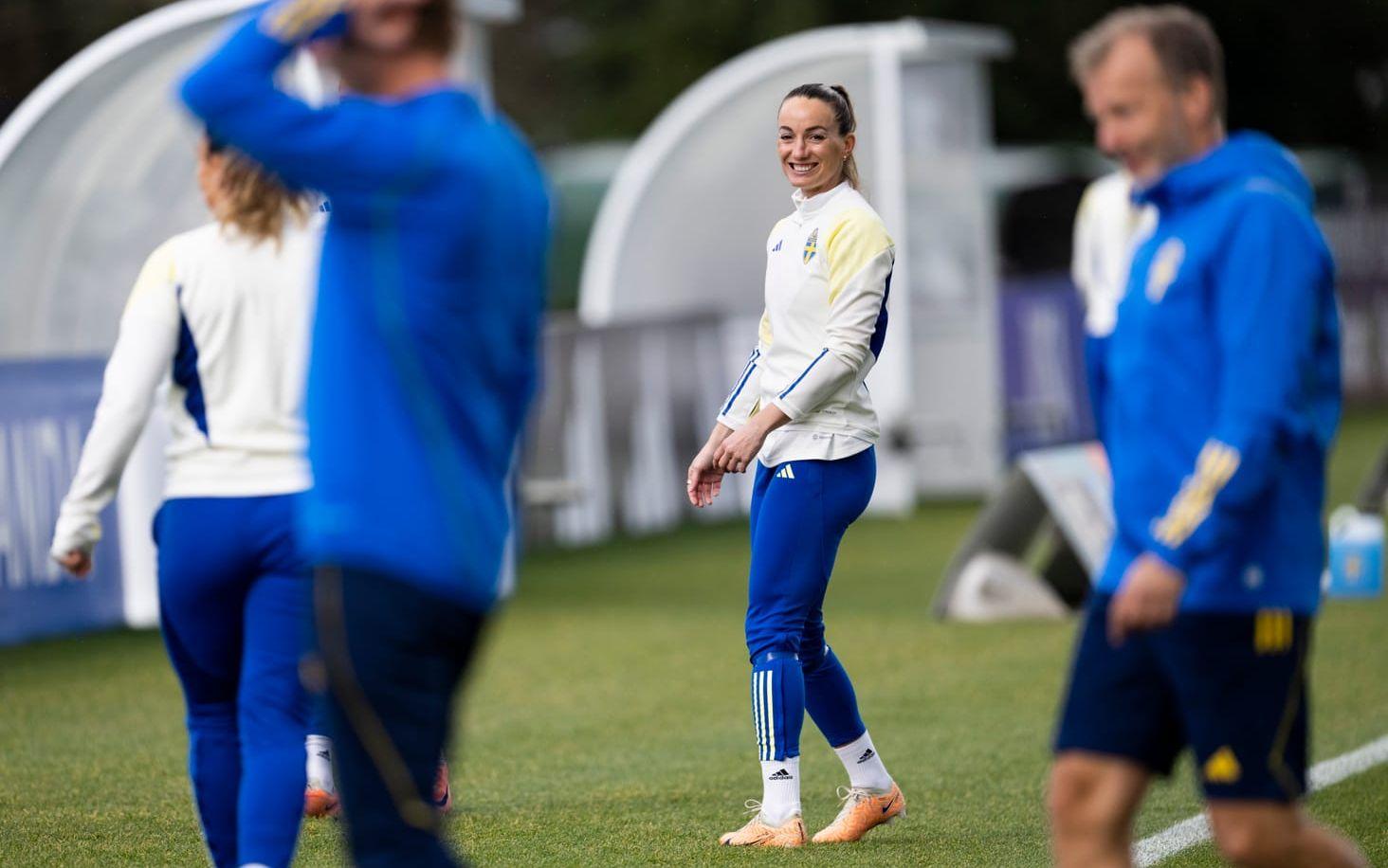 Kosovare Asllani tränade till synes för fullt dagen före VM-kvartsfinalen mot Japan.