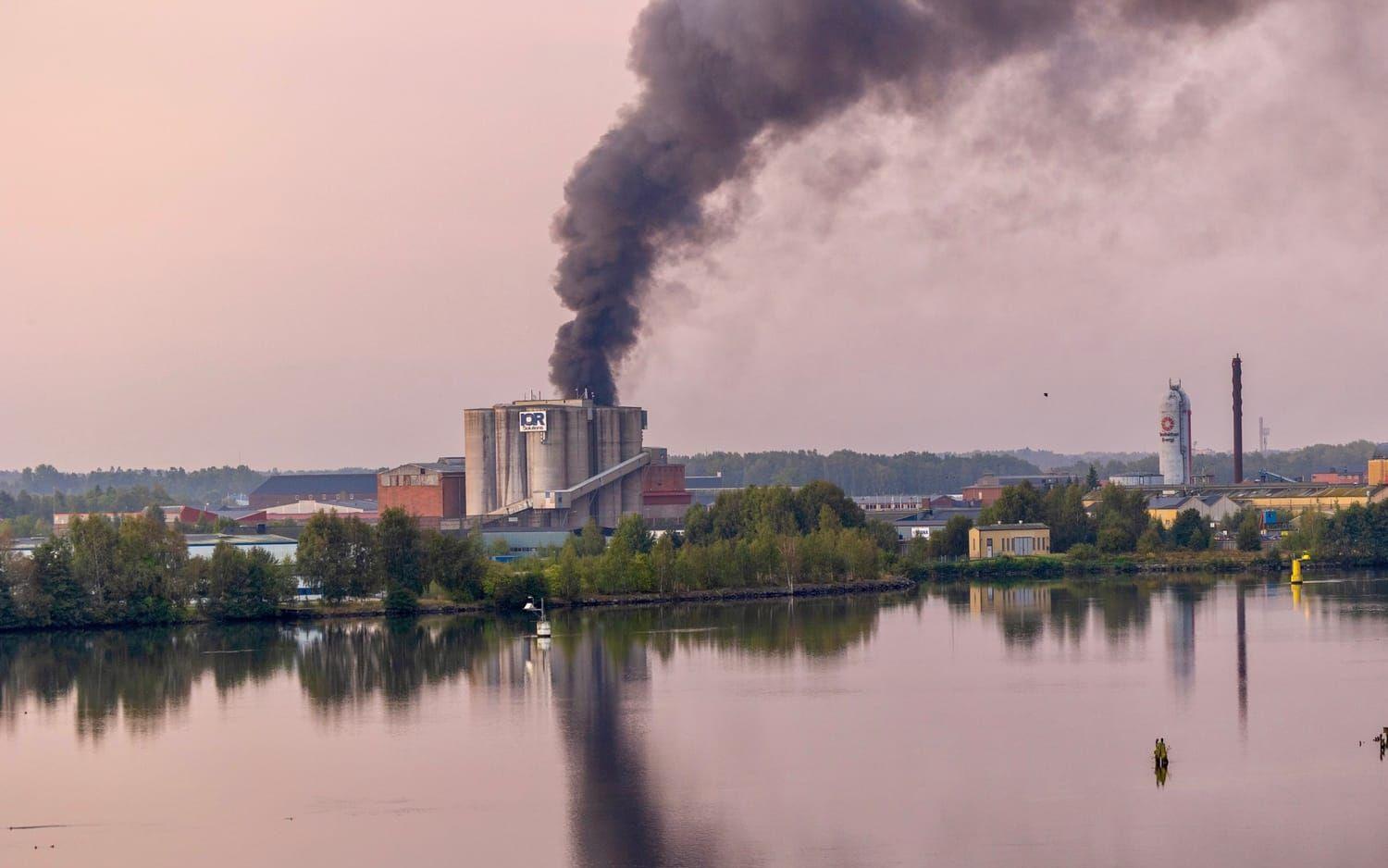 Tidigt på söndagsmorgonen bröt en brand ut i ett industriområde i Trollhättan.