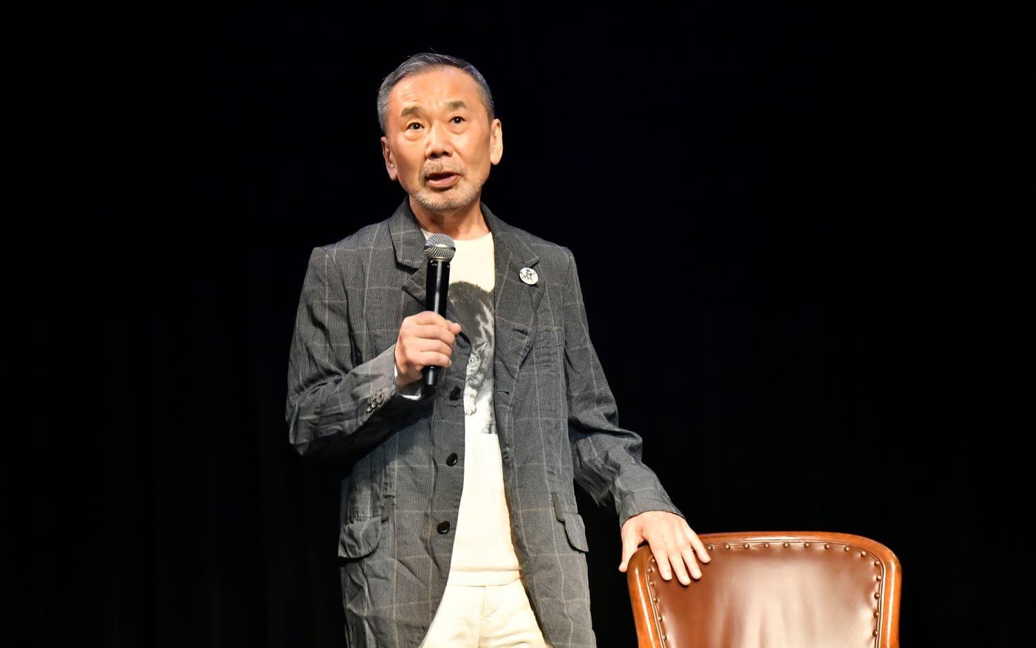Haruki Murakami under en föreläsning.