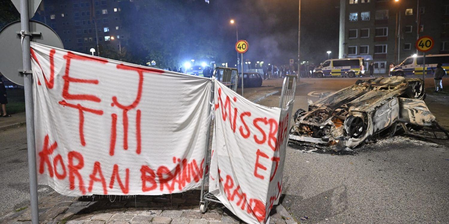 En banderoll med texten 'Nej till koranbränning. Missbruka ej yttrandefriheten' placerad i rondellen vid Ramels väg.