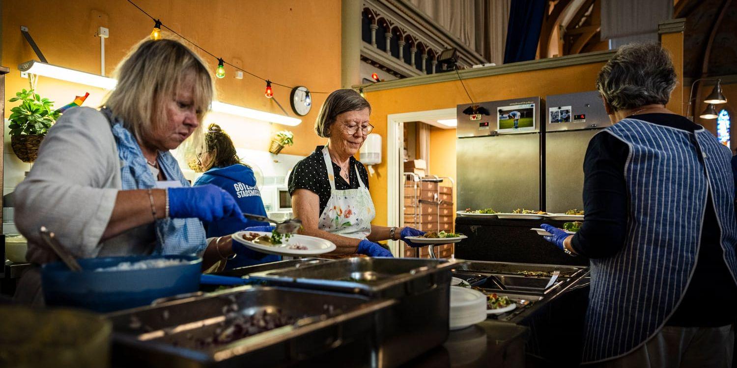 Magdalena Sandlund, Elisabet Sandblom, Cecilia Mårtenssons fixade silltallrikar till midsommarfirarna.