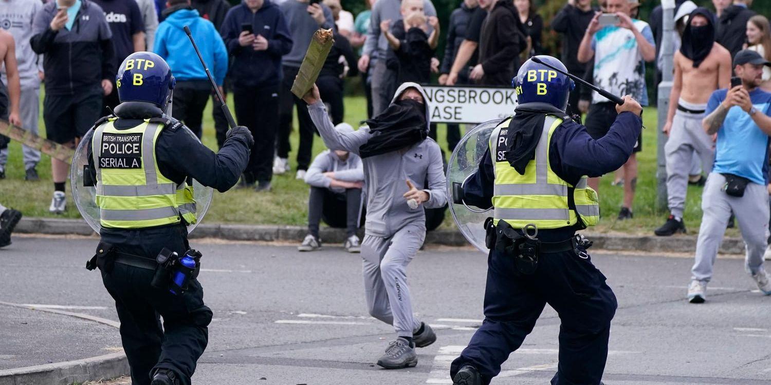 Invandrarfientliga demonstranter går till attack mot polisen i Rotherham i Yorkshire på söndagen.