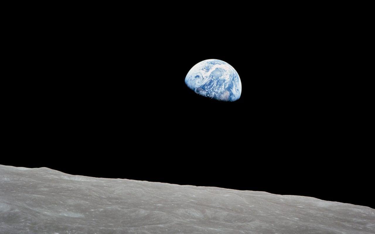 Bilden på en ”jorduppgång” togs ett halvår innan månlandningen, under rymdfärden Apollo 8. Bilden av vår egen planet var omvälvande och har utnämnts till en av de mest inflytelserika bilderna som någonsin tagits.