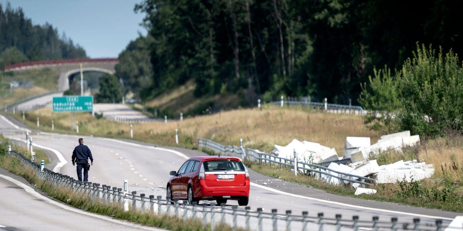 En del av E45 mellan Lilla Edet och Trollhättan är avstängd efter söndagens skyfall. Vattnet rev upp stora sjok av frigolit ur vägbanan, där den finns som isolering mot tjäle.