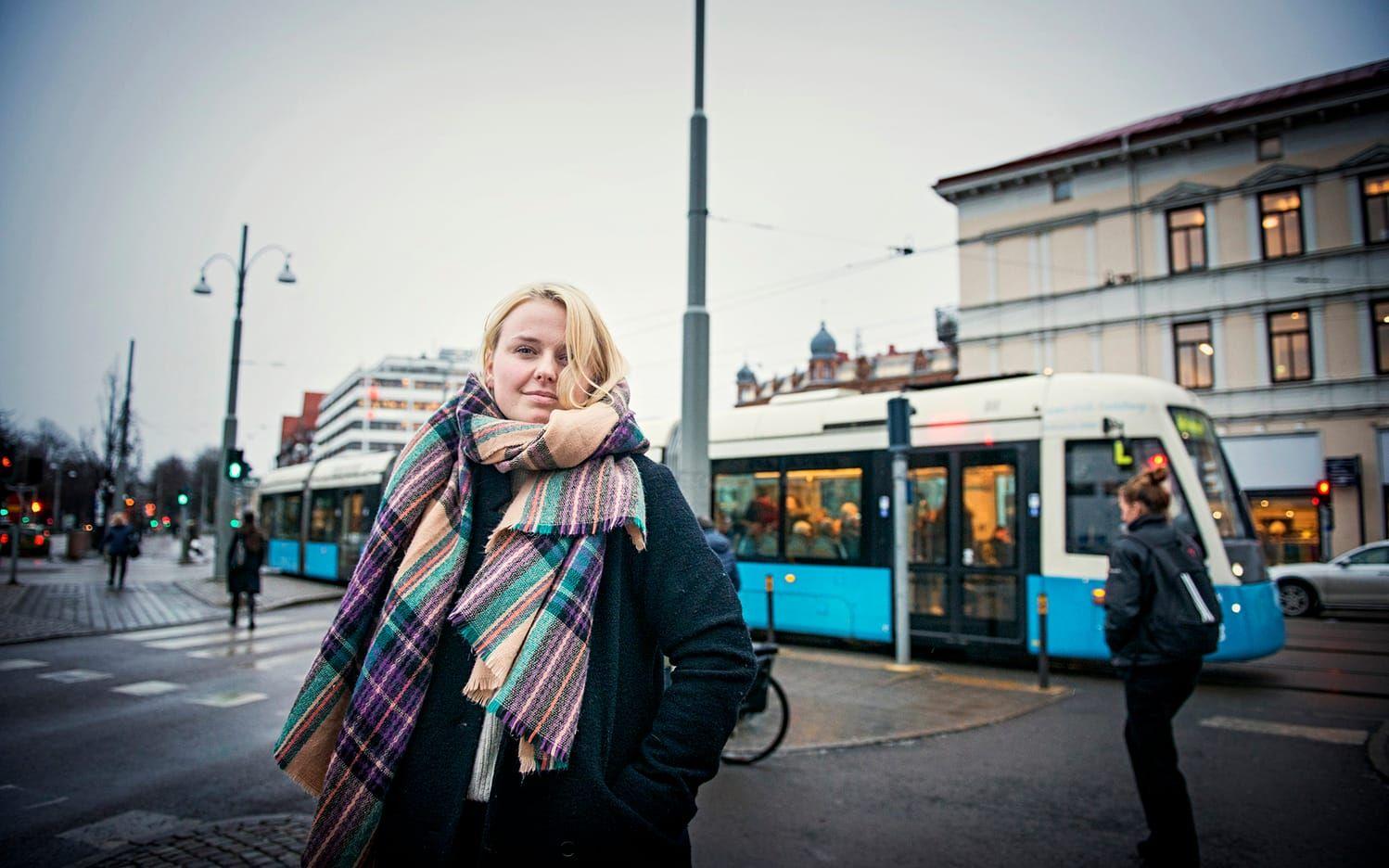 Linnea Stolt läser upp sina gymnasiebetyg för att kunna utbilda sig till läkare. FOTO: Jonas Lindstedt