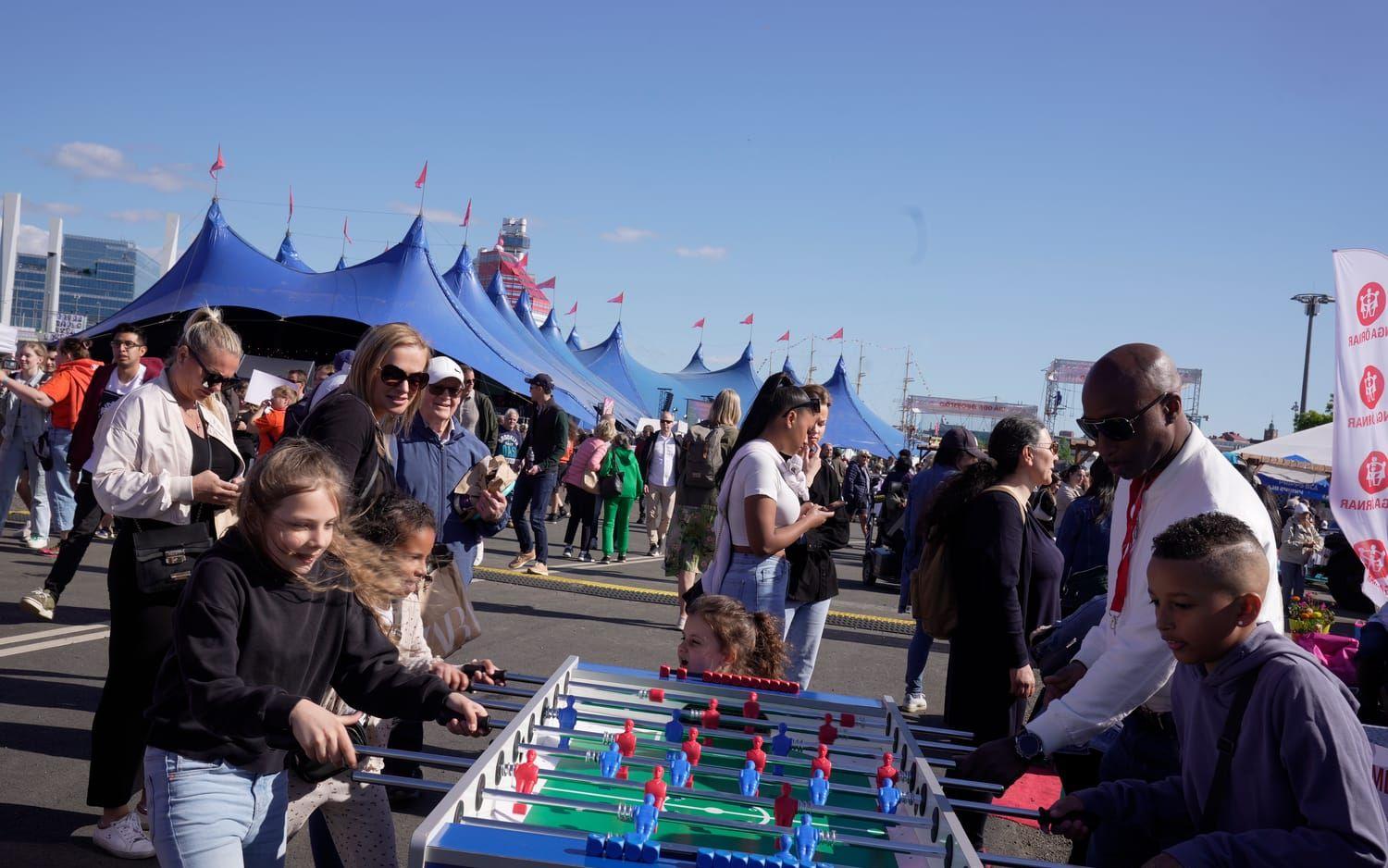 Många aktiviteter ryms på festivalområdet i Frihamnen, här tävlas det i fussball.