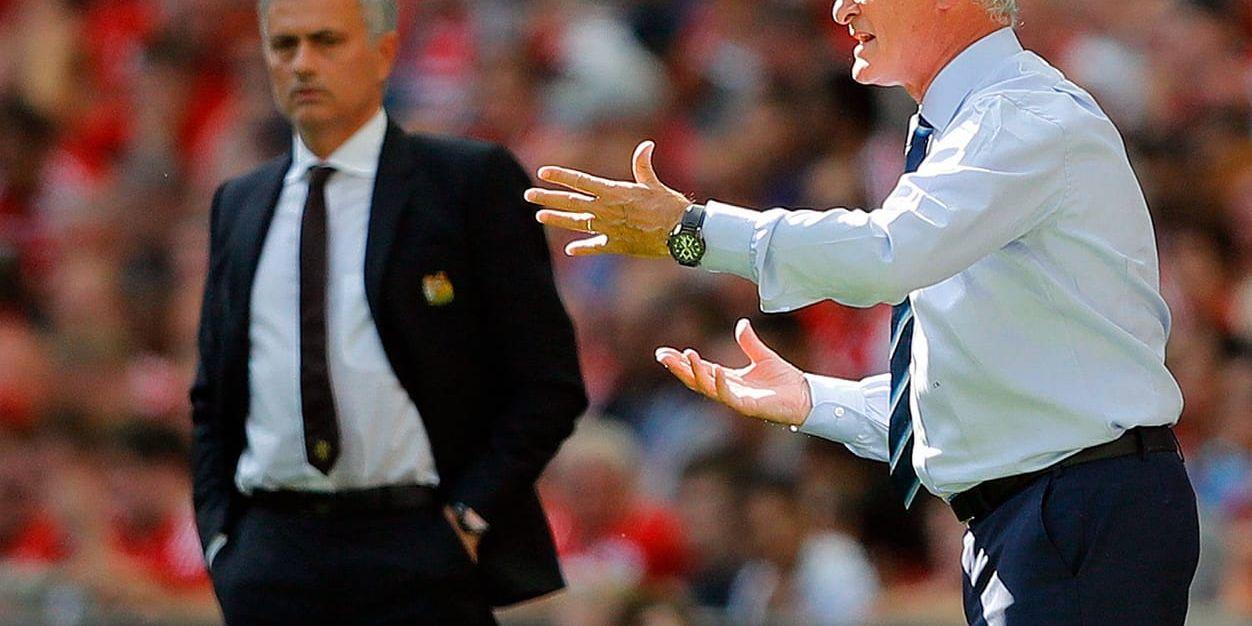 Claudio Ranieri (närmast) med José Mourinho under Community Shield-matchen. Arkivbild.