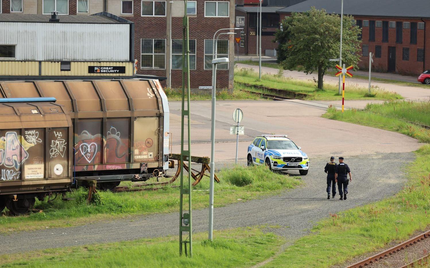 Två poliser pratar med vittnen efter ett misstänkt mord på en flicka i Landskrona.