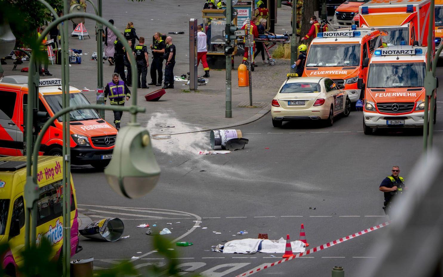 En personbil har kört in i en folkmassa i Tysklands huvudstad Berlin, uppger lokala medier. En person ska ha dött och minst åtta skadats.