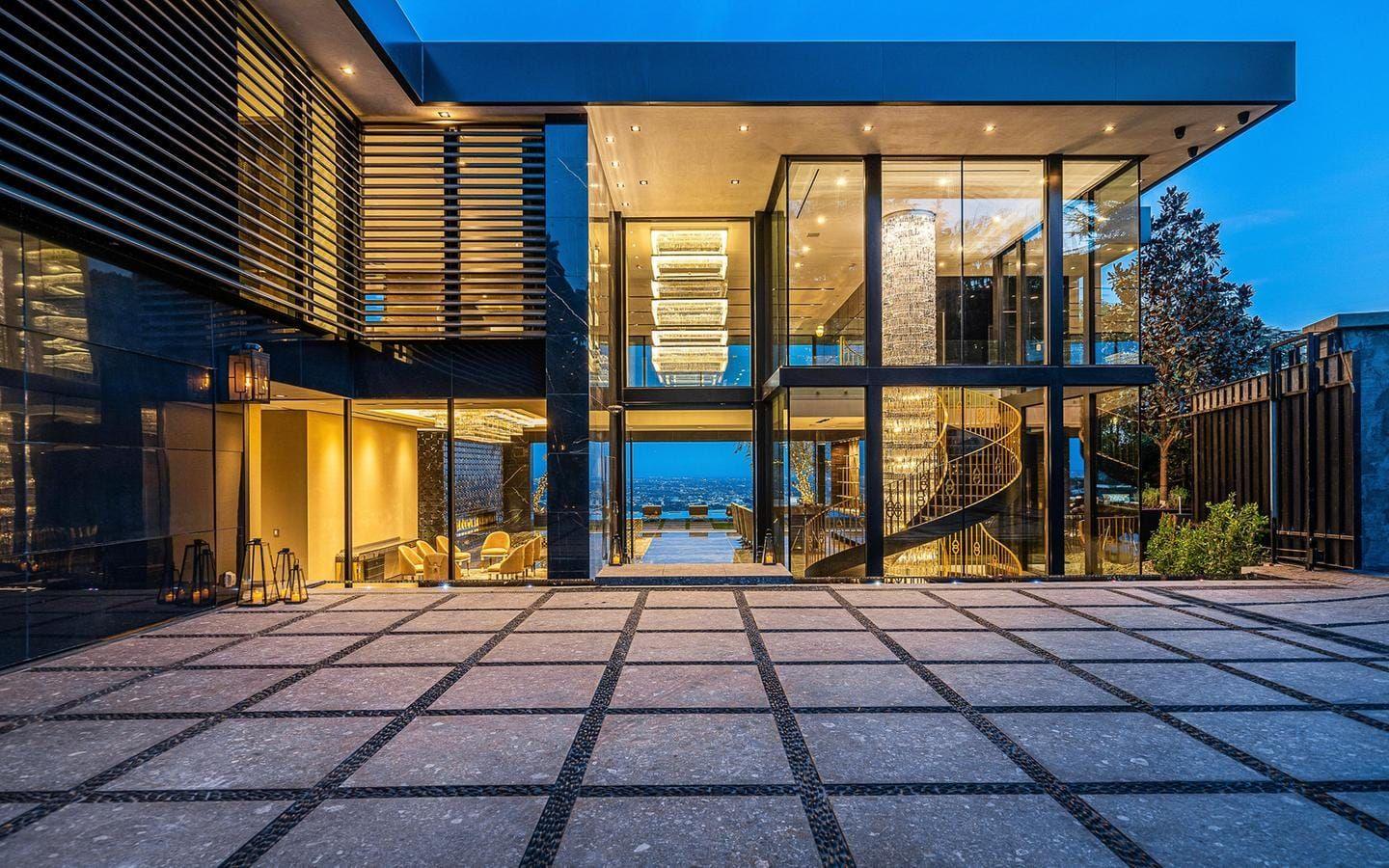 Nybyggda ”LA Fin”, som bostaden kallas, är på runt 3 000 kvadratmeter och var färdigbyggd 2021. I entrén kan man se en flera meter hög ljuskrona gjord av 50 000 kristaller.