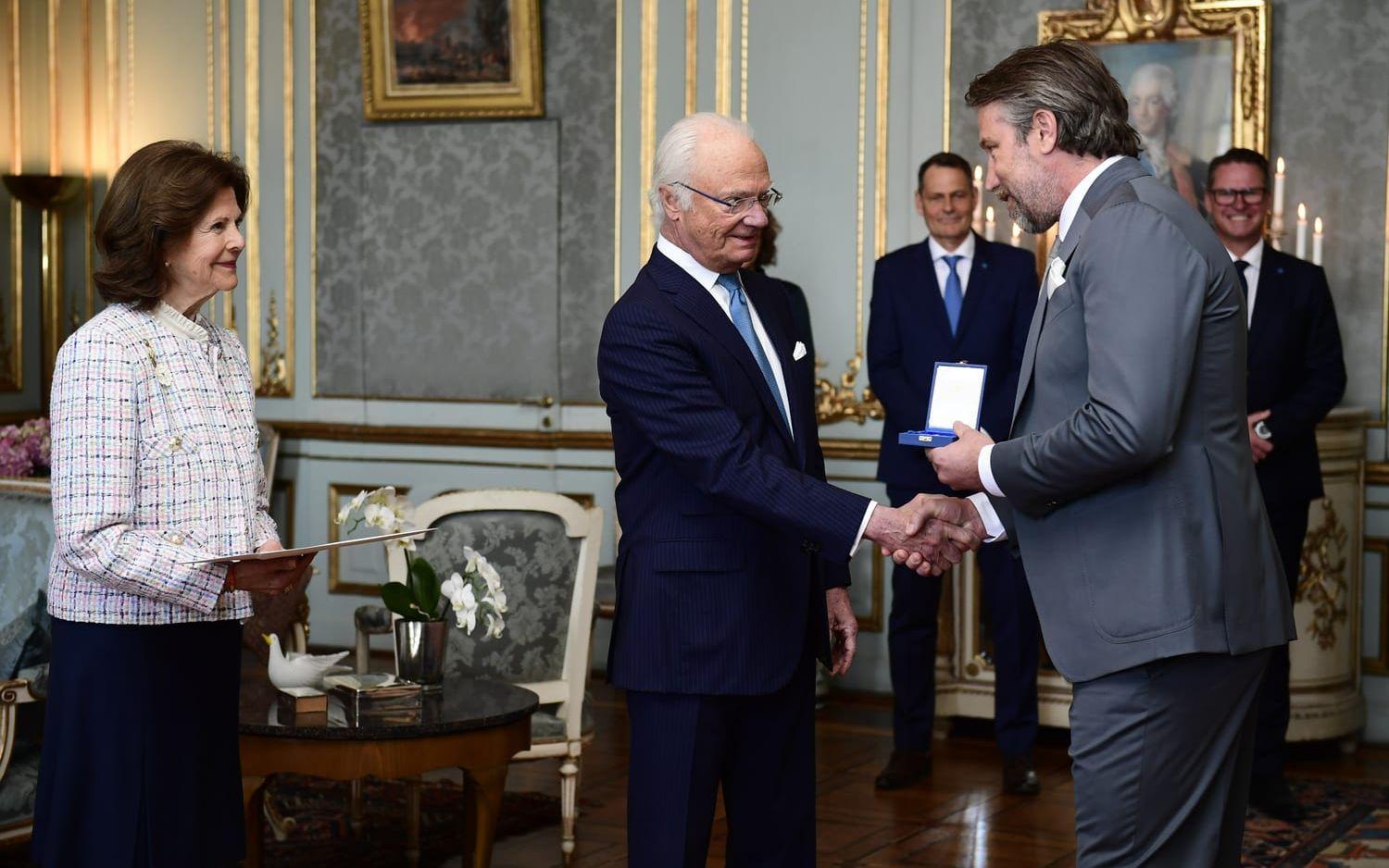 I början av maj delade drottning Silvia och kung Carl Gustaf ut konungens medalj för förtjänster inom svensk idrott till ishockeyspelaren Peter Forsberg på Stockholms slott. Arkivbild.