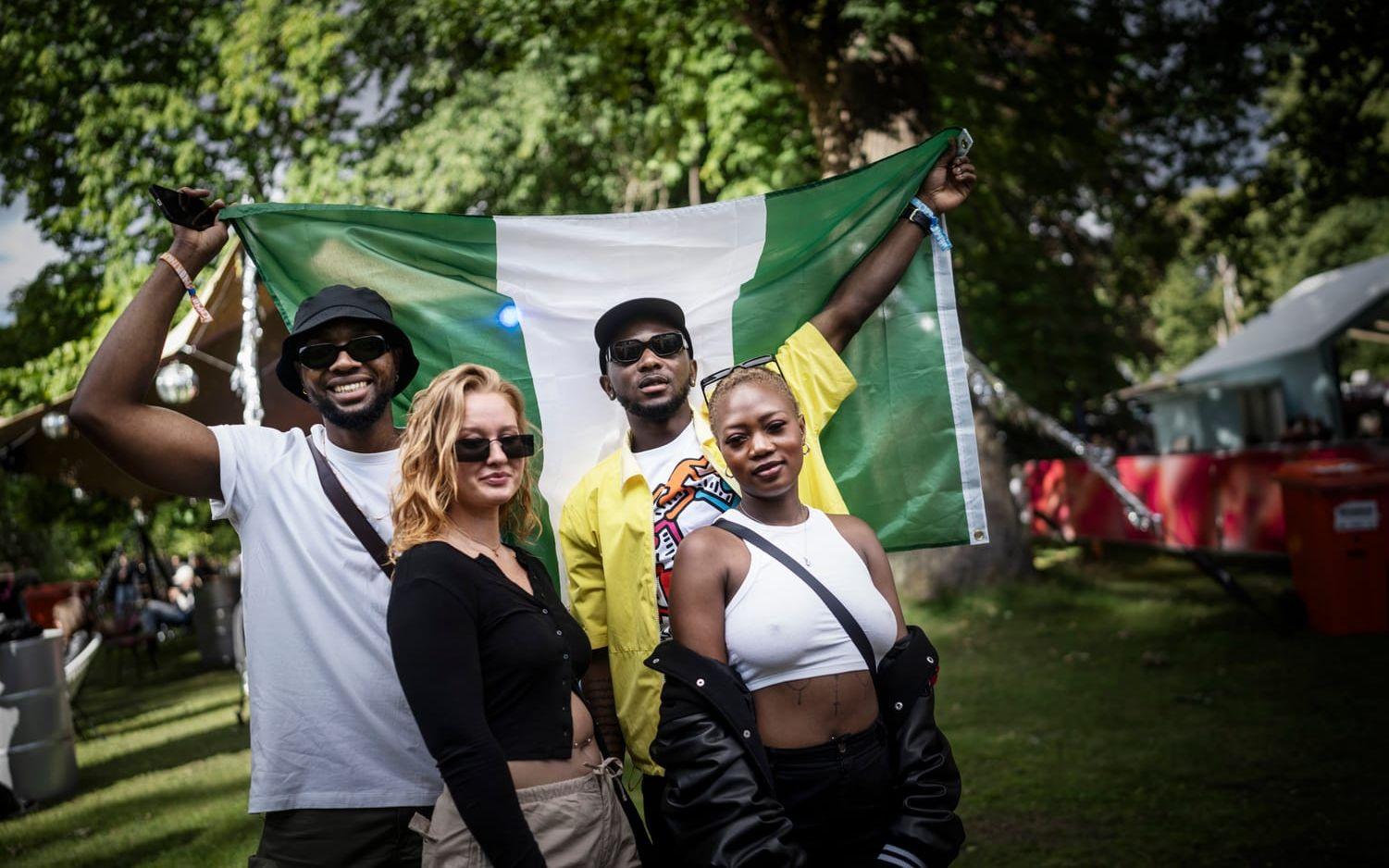 De nigerianska akterna är många på festivalen. Här representeras landet också på modefronten. Martins, Camilla, Kenneth och Sara.