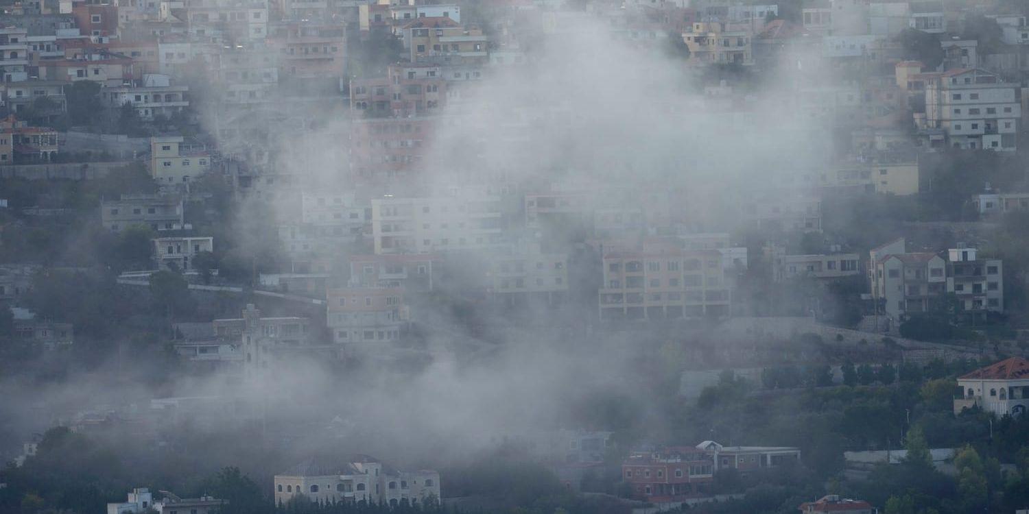 Rök efter israeliska anfall mot södra Libanon på måndagsmorgonen.