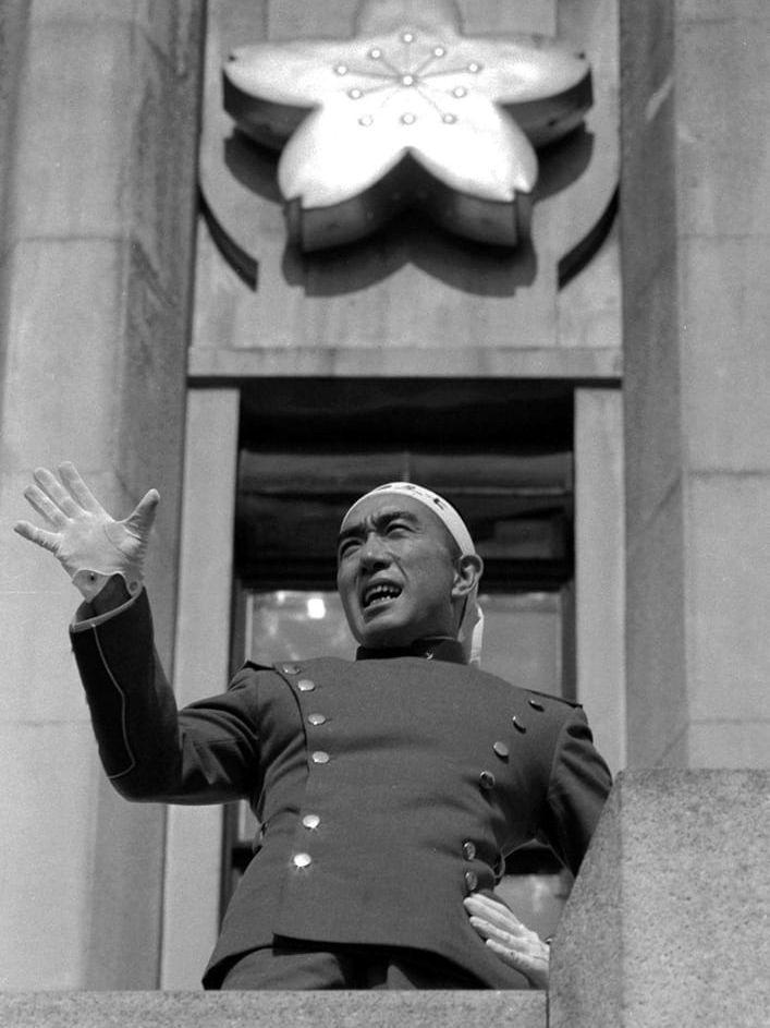 Den japanska författaren och nationalisten Yukio Mishima talar från en balkong i högkvarteret för Japans självförsvarsstyrkas östra region i Tokyo strax innan han karvar upp sin buk med ett samurajsvärd, den 25 november 1970. 