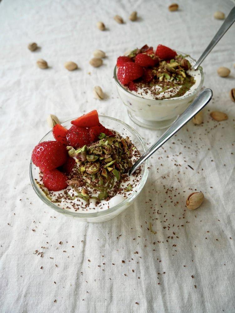 Gör egen mjukglass genom av vispa vanlig glass och toppa med bland annat jordgubbar.