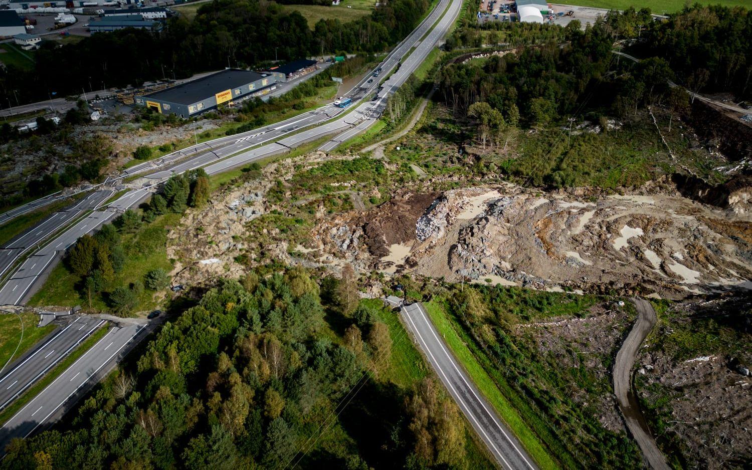 Skredet som drog med sig E6 i Stenungsund. Till höger i bild var marken upphöjd med schaktmassor inför byggandet av en företagspark.