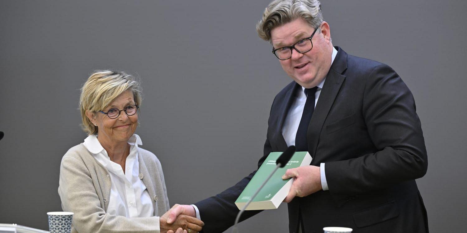 Justitieminister Gunnar Strömmer (M) och den särskilda utredaren Inger Söderholm.