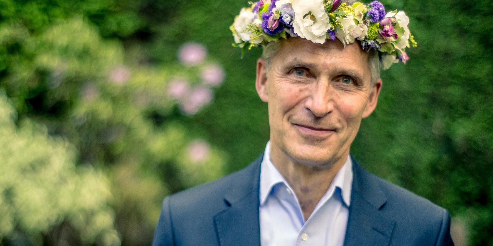 Natos generalsekreterare, och tidigare statminister i Norge, Jens Stoltenberg poserar inför sin medverkan i Sommar i P1. Han bär blomsterkrans, blå kavaj och ljusblå skjorta.