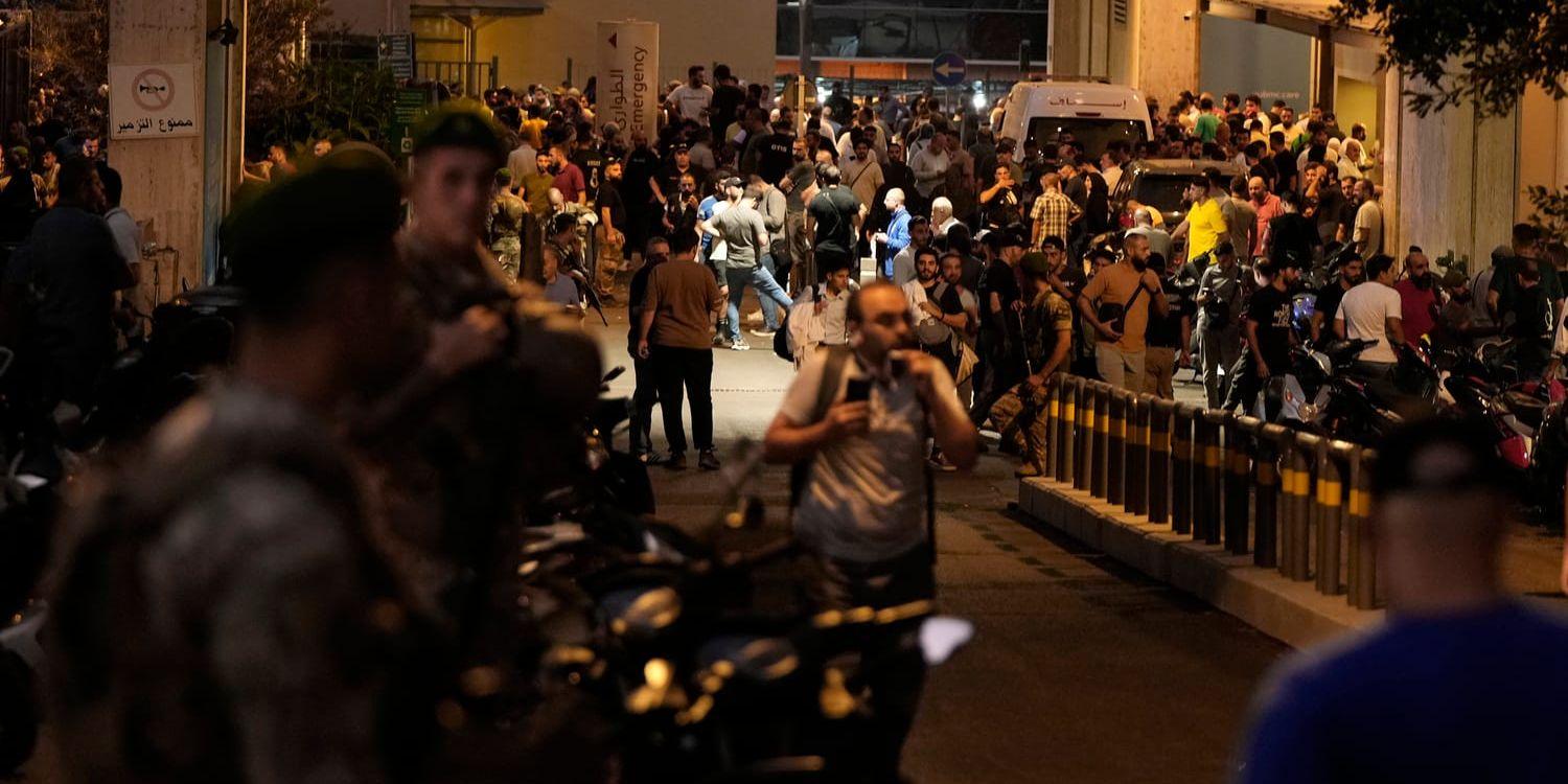 Stora folksamlingar utanför ett sjukhus i Beirut under tisdagskvällen.