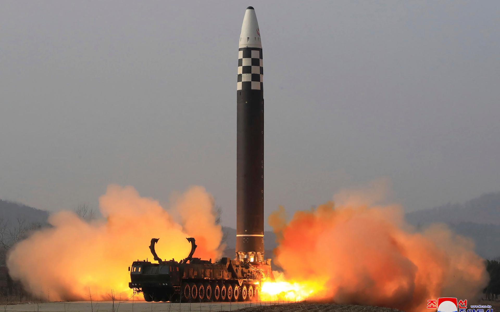 Bilden uppges visa ett test av en Hwasong-17, en långdistansmissil som enligt Nordkorea kan bära kärnvapen.