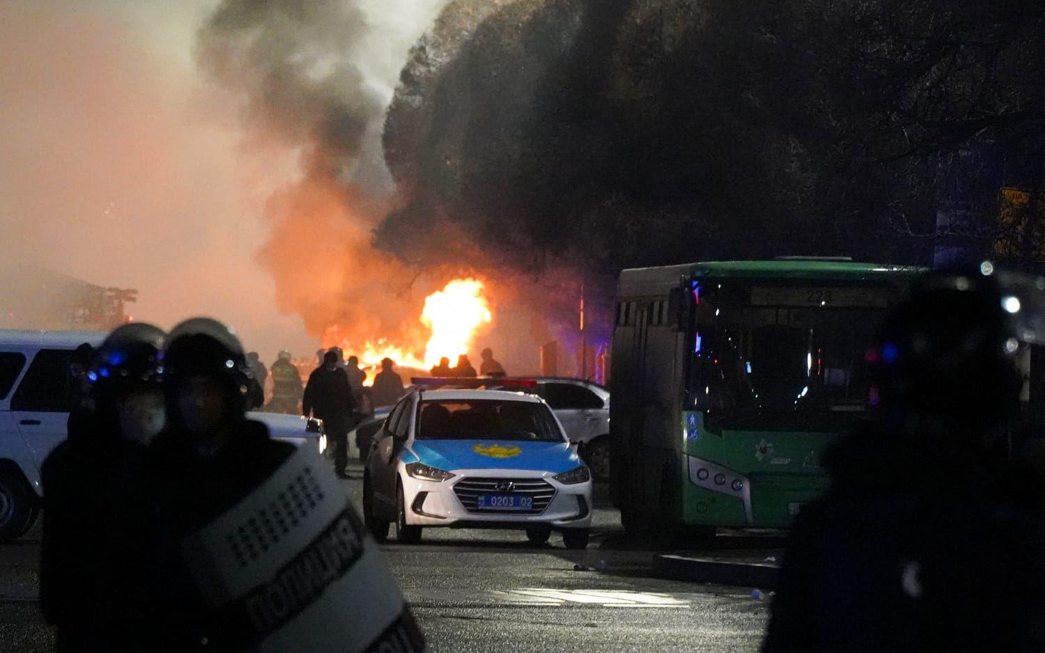 Poliser och demonstranter har drabbat samman i centrala Almaty.