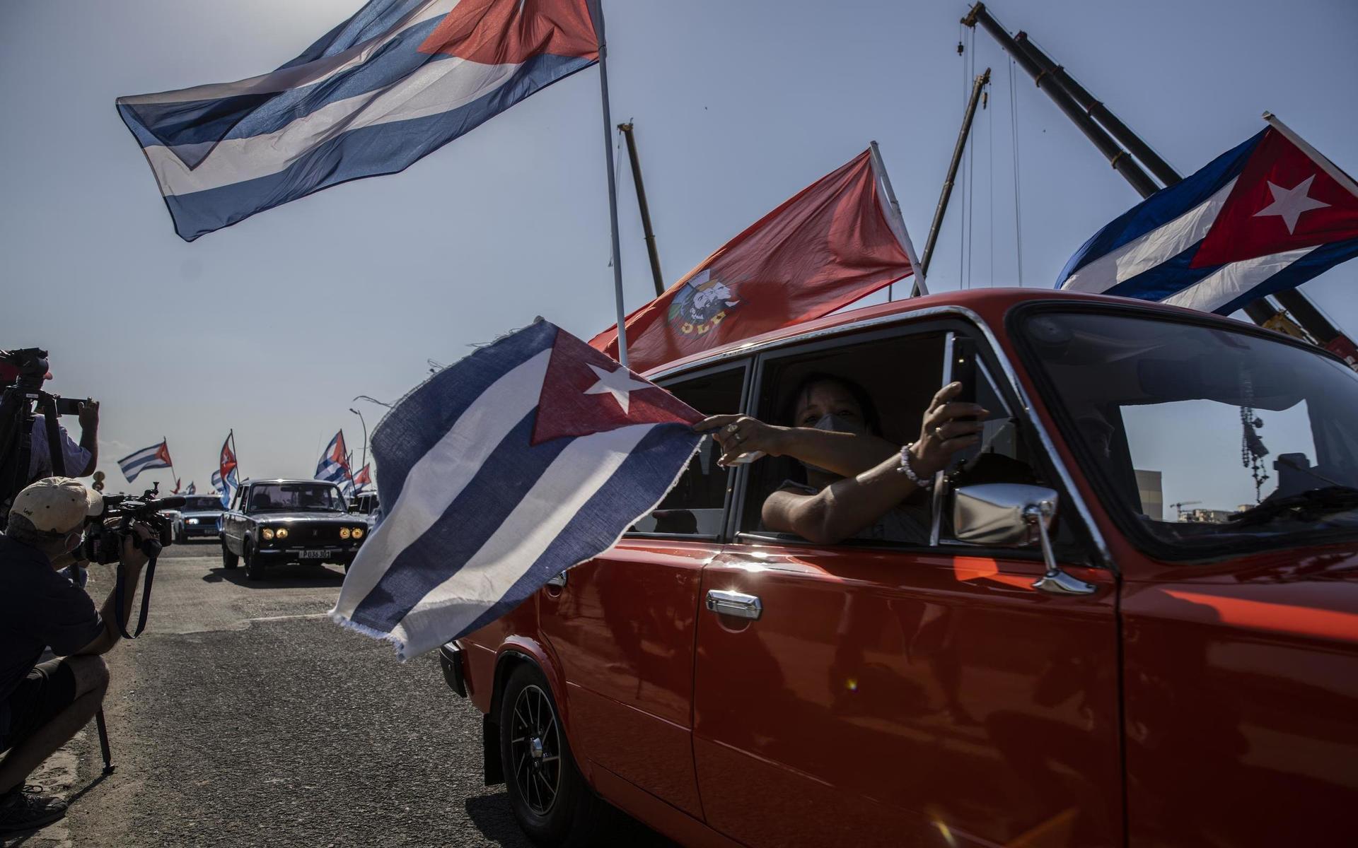 Frihetsrörelsen pågår samtidigt som landet är i en ekonomisk kris. Här ser vi Lada-bilar från Sovjeteran och viftande flaggor när kubaner kör förbi den amerikanska ambassaden för att protestera mot de embargon som slagit hårt mot den kubanska ekonomin. 