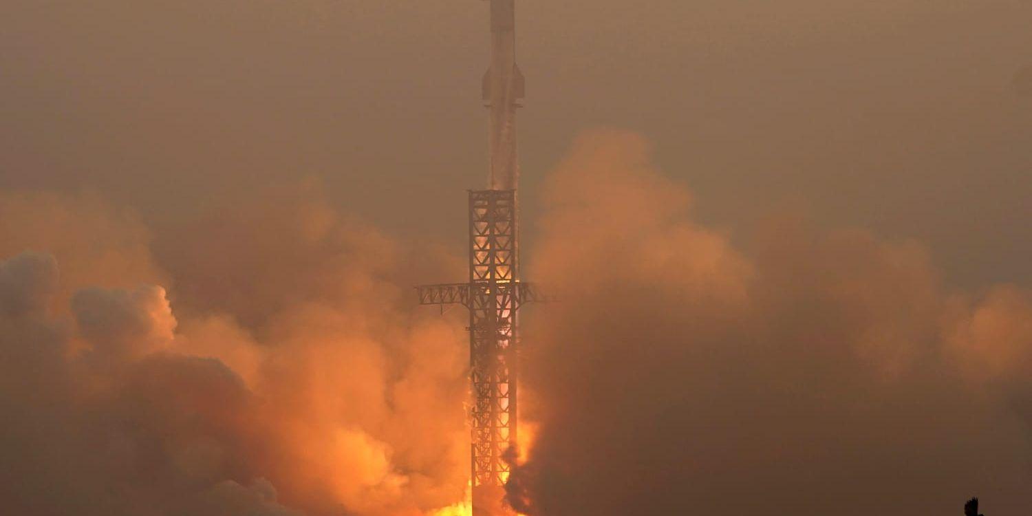 Rymdfarkosten Starship skjuts upp för ett test i Texas. Bild från i juni.