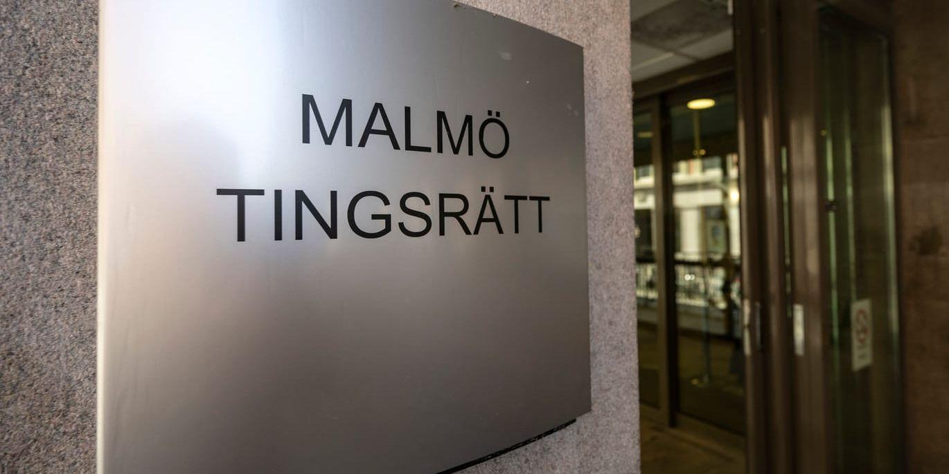 Malmö tingsrätt dömer en man till fängelse i tre år för att han släpade en kvinna efter en traktor. Arkivbild.
