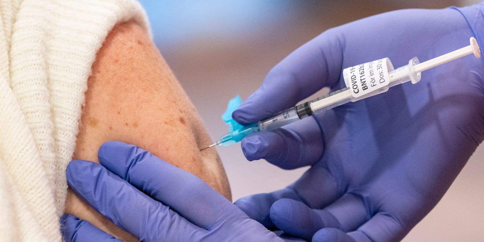 Nu har drygt 65 procent av alla över 18 år i Sverige fått minst en dos vaccin mot covid-19, och ungefär 43 procent har fått två doser. Arkivbild.